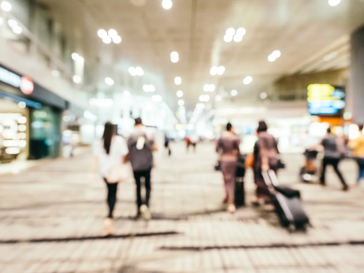 Oameni care merg într-un aeroport cu bagajele - Foto: Freepik (rol ilustrativ)