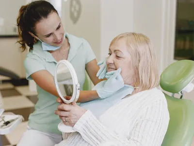 Pensionară la pensie - Foto: Freepik