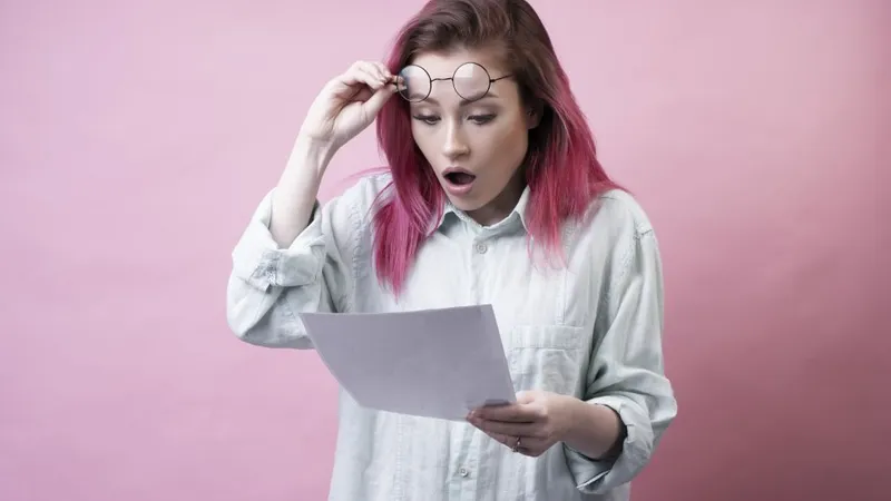 Femeie uitându-se la calcule cu consternare. Ce arată acestea? - Foto: Freepik/stockking