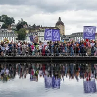 Protest de amploare împotriva măsurilor anti-COVID, la Lucerna, în Elveția: un polițist rănit. / Foto: swissinfo.ch