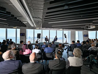 ÎN CONVERSAȚIE Personalul de la Newsweek privește cum președintele și directorul executiv Dev Pragad îl întâmpină pe ministrul Afacerilor Externe al Indiei, Jaishankar, la biroul din New York, având silueta orașului pe fundal
