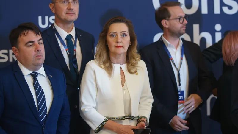 Elena Lasconi o atacă dur pe colega de partid Clotilde Armand: „Tu ești votat să faci treabă” - Foto: Profimedia Images/ Imagine cu caracater ilustrativ