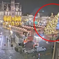 Tragedie la un Târg de Crăciun. Bradul împodobit de 20 de metri a căzut peste un grup de femei - Foto: X/ @koengodderis