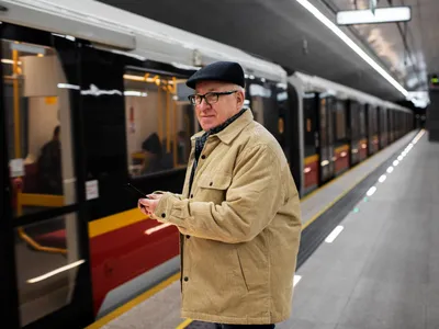 Bărbat la metrou - Foto: Magnific.com (Imagine cu rol ilustrativ)