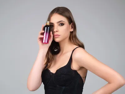 Femeie cu parfum - Foto: Magnific