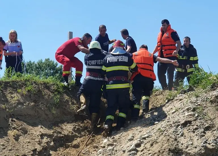 Doi frați, de 17 și 21 de ani, au murit înecați într-o baltă escavată, adâncă de 4 metri Foto: ISU Vâlcea