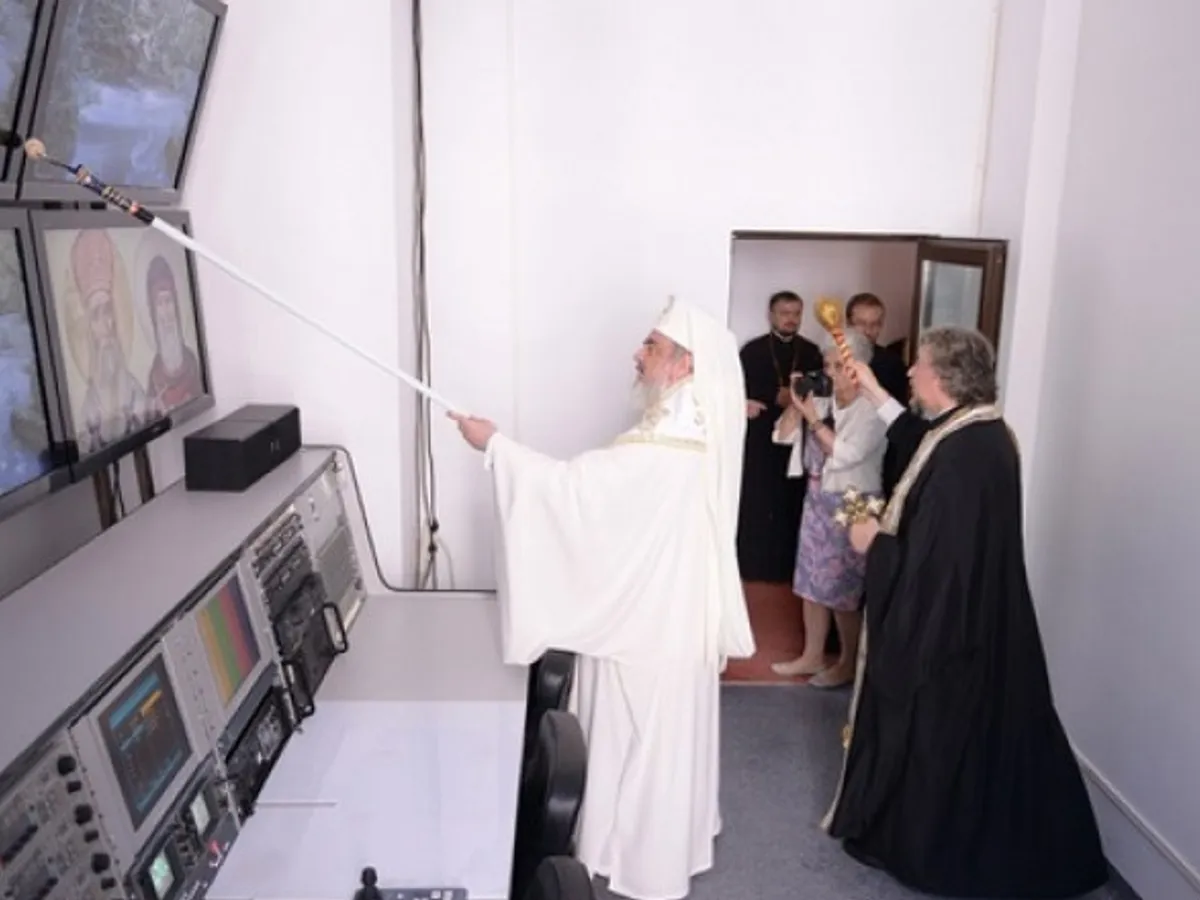 Patriarhul Daniel, sfințind cu trafaletul. Sursa imagine: Basilica