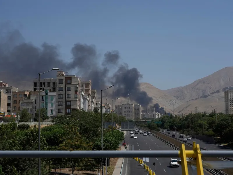Fum ridicându-se, în Teheran, de la o facilitate de stocaj de petrol atacată cu rachete, de către Israel - Foto: Profimedia Images