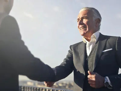 Doi bărbaţi îşi strâng mâna, optimişti - Foto: Pexels/Andrea Piacquadio