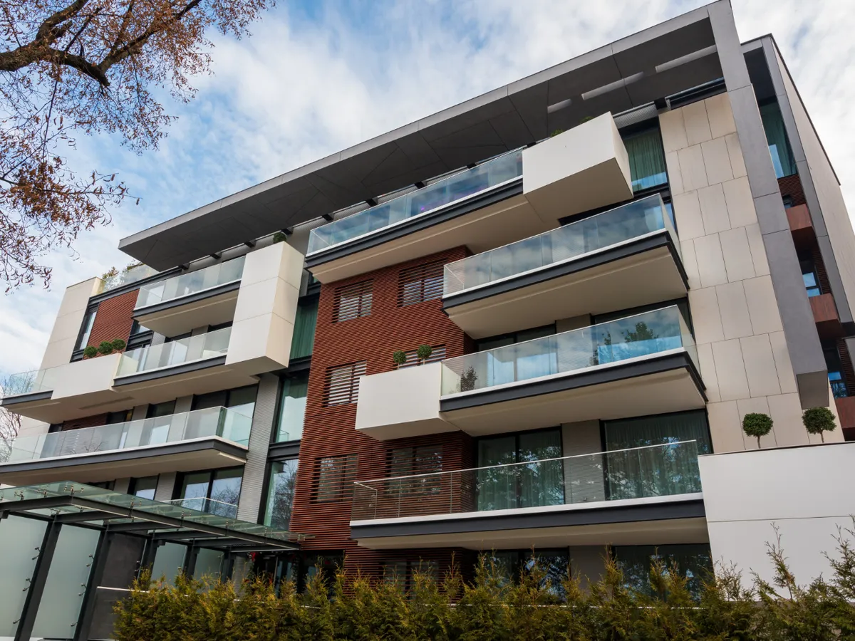 Un român se chinuie de 2 ani să scape de o grecoaică primită cu chirie și nu pot nici cu Poliția sau instanța