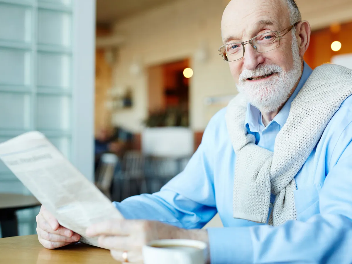 pensionar cu documente foto: freepik (rol ilustrativ)