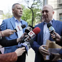 Mircea Drăghici și colegul său Codrin Ștefănescu, pe vremea când mergeau la DNA și spuneau că fostul trezorier PSD este nevinovat. Acum a fost condamna la 5 ani după dezvăluirile făcute de Newsweek România Foto: INQUAM Photos/ Octav Ganea