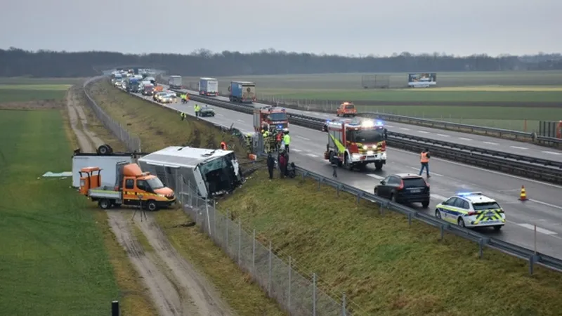Autocar cu români, implicat într-un grav accident în Slovenia. / Foto: sobotainfo.com