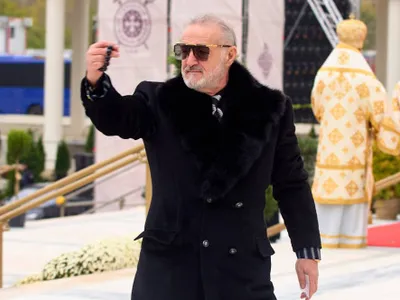 Gigi Becali s-a dus direct la George Simion la sfințirea Catedralei Mântuirii Neamului și ce a urmat e complet neașteptat