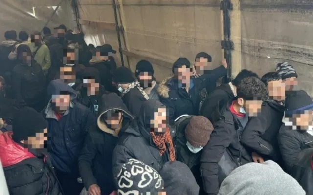 Poliţia ungară a descoperit 103 migranţi ilegali într-un camion românesc/foto: police.hu