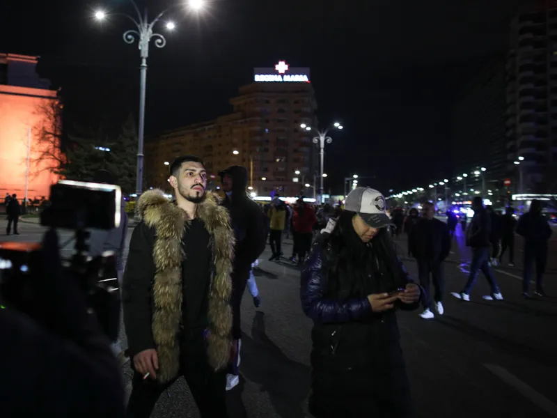 Mii români au ieșit în stradă, în noaptea de duminică spre luni, în București. / Foto: Inquam Photos / Octav Ganea