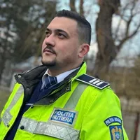 Polițistul salvator. A scos dintr-o casă în flăcări un băiat de 15 ani care rămăsese blocat Foto: ducatulbukowina