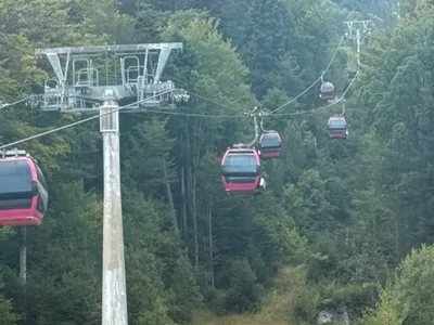 Telegondola din Sinaia a fost oprită. Un pilon al instalaţiei s-a mișcat din cauza unui şantier alăturat - Foto: News.ro