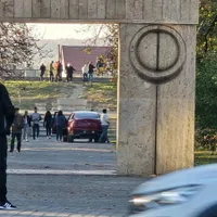 „Bombardier” la volan, varianta feminină. O șoferiță și-a parcat Mercedes-ul lângă Masa Tăcerii - Foto: Facebook/Poliția Locală Târgu Jiu