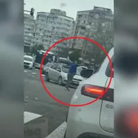 Bărbatul a coborât de la volan și s-a așezat în mijlocul intersecției pentru a dirija traficul. Sursa foto: captură video Ziua de Constanța