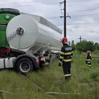 Un tren marfar a lovit o cisternă, în judeţul Giurgiu. Ambele erau încărcate cu motorină - Foto: News.ro