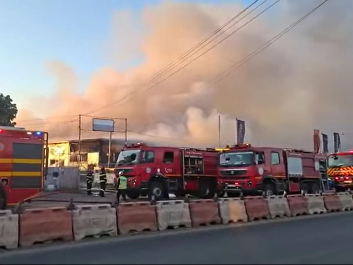 VIDEO Incendiu foarte mare, la un depozit de cauciucuri din Bragadiru. Circulaţia pe DN6, complet oprită