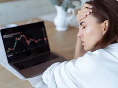 Români ademeniți cu profituri uriașe pe o platformă de trading. Capcana în care riscă să-și piardă banii