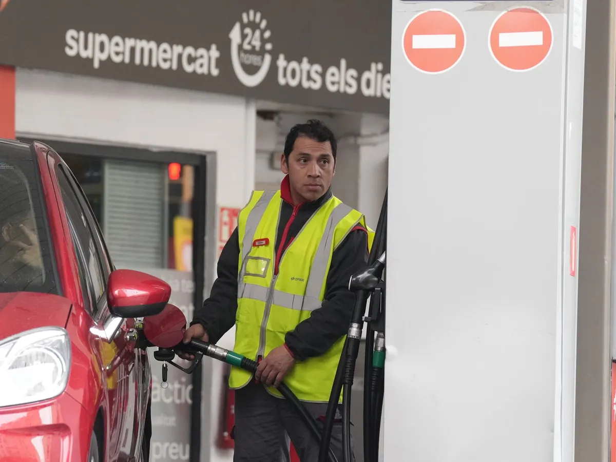 Persoană făcând plinul la o staţie de carburanţi, în Barcelona - Foto: Profimedia Images