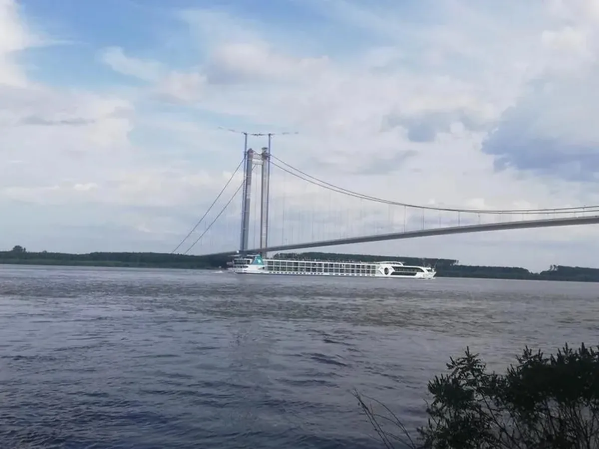 Din Podul „Golden Gate” de 500.000.000 € de la Brăila, reasfaltat de 5 ori, țâșnește apă - Foto: Facebook/Pod Suspendat Braila