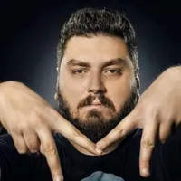 Cosmin Nedelcu, alias Micutzu, de la comedie, la poliție: a spart mai multe vitrine. / Foto: playtech.ro