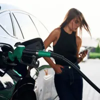 Femeie alimentând la pompă - Foto: Freepik