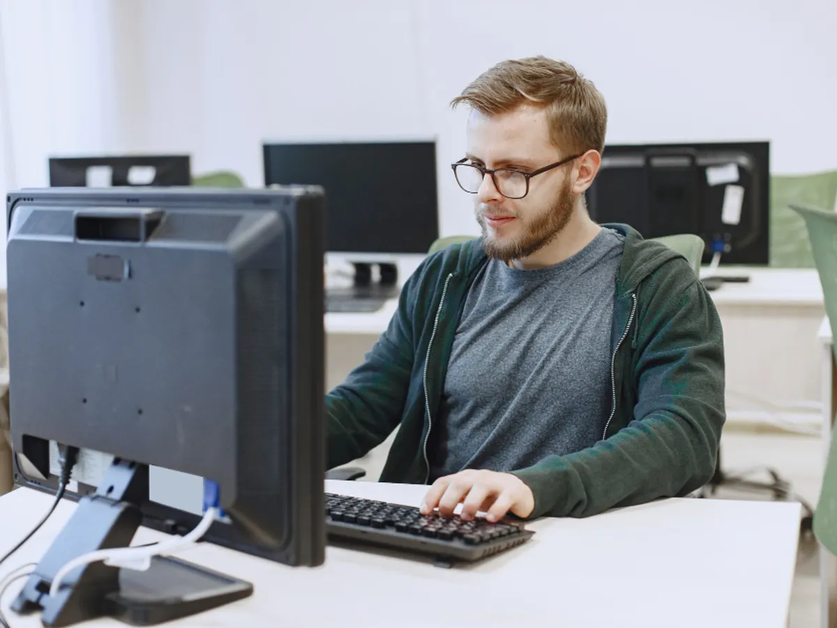 Ai un computer care are peste 10 ani? Nu-l arunca, îl poți face să funcționeze din nou perfect. Uite cum