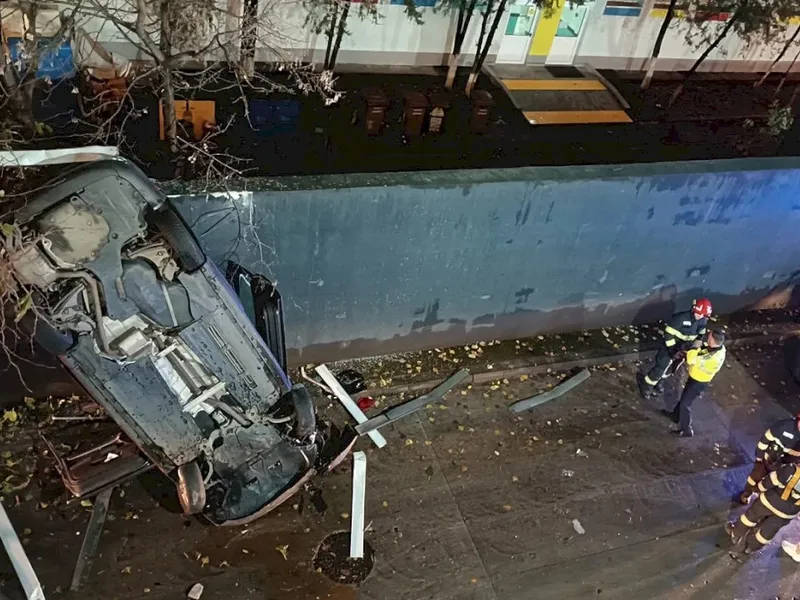 Mașină căzută de la etajul II al parcării unui mall. Tânărul de la volan, care nu avea permis, rănit - Foto: Infotrafic București și Ilfov/Facebook