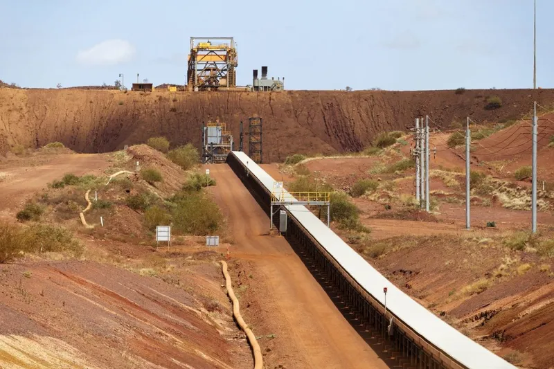 Bandă transportoare de minereu de fier, la Mina Pilbara, &icirc;n Australia de Vest - Foto: Profimedia Images