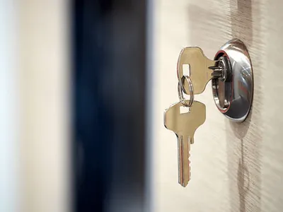 Doi pensionari și-au găsit casa ocupată după ce s-au întors din vacanță. Intrușii au schimbat încuietoarea și refuzau să plece