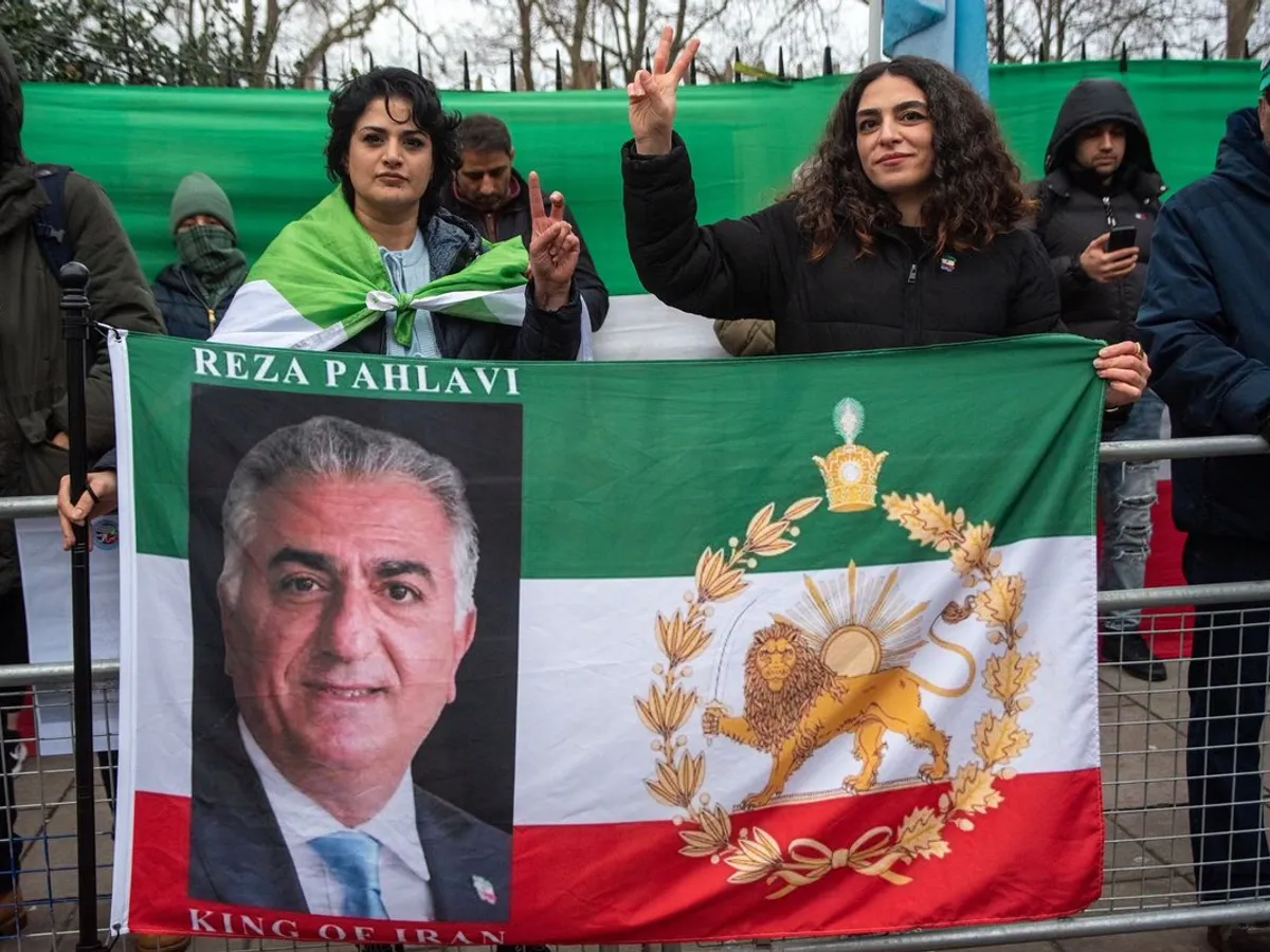 Protestatarii vor să-i înlocuiască pe ayatollahul Khamenei, și regimul său cu prințul moștenitor al Iranului, Reza Pahlavi, care trăiește în exil în Statele Unite - Foto: Profimedia Images