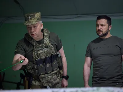 Volodimir Zelenski l-a demis pe comandantul-șef al Armatei ucrainene, Oleksandr Sîrski. Cine îi ia locul