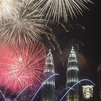 Kuala Lumpur o metropolă a contrastelor, adăpostește unele dintre cele mai spectaculoase clădiri din lume, turnurile Petronas