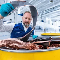 Electrificare mașinilor include reciclarea. Prima uzină de reciclare directă, mecanică, în Bavaria - Foto: BMW