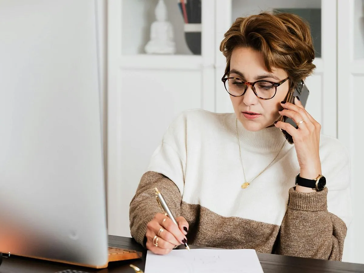 Care români pot primi 20.000 € de la statul român, ca să înceapă o afacere. Ce condiții se cer?