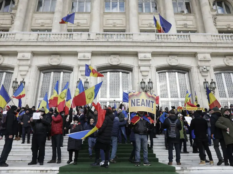 Un alt grup de manifestanţi a forţat intrarea în Senat și au reușit să ajungă pe scările Palatului Parlamentarului. Foto Inquam Photos/George Călin