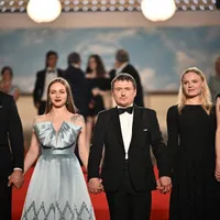 Marin Grigore, Macrina Bârlădeanu, regizorul Cristian Mungiu, Maria Drăguș și Judith State părăsesc Palatul Festivalului în urma proiecției filmului „R.M.N” în cadrul celei de-a 75-a ediții de la Cannes - Foto: Profimedia Images