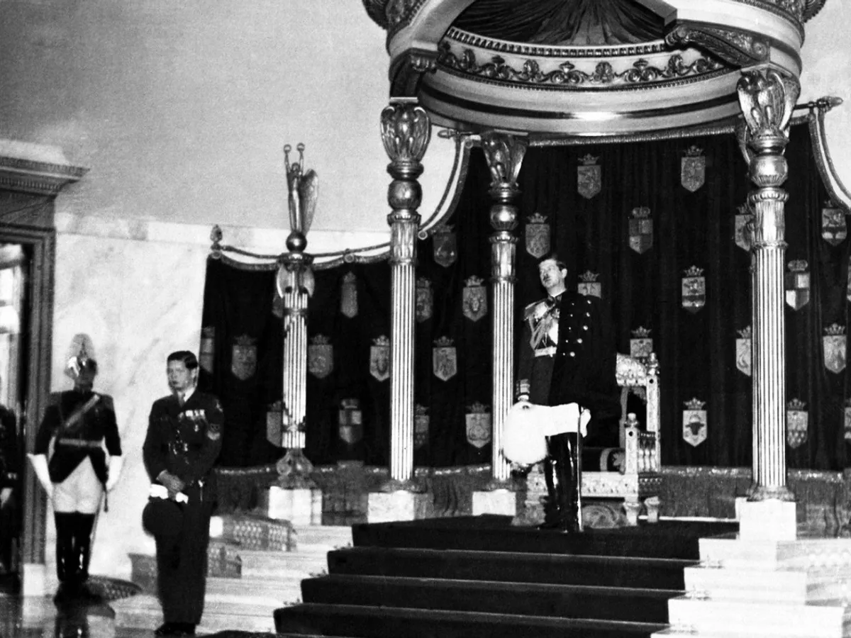 Regele Carol al II-lea, în Sala Tronului din Palatul Regal, în 1936 - Foto: Profimedia Images