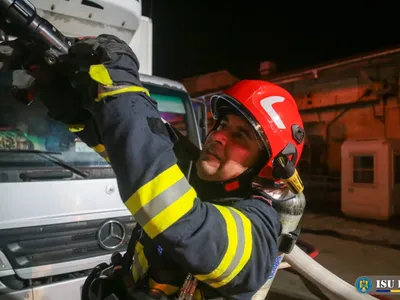 Pompier în intervenție - Foto: ISU B-If (rol ilustrativ)