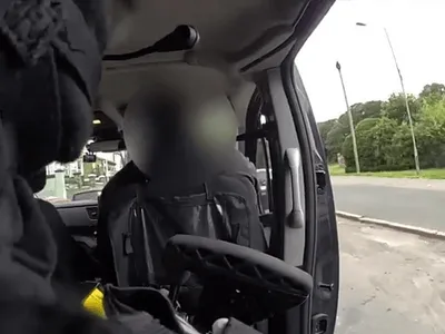 Infractor prins după o urmărire spectaculoasă. Un șofer și-a oferit mașina polițistului: „Urcați în spate!”