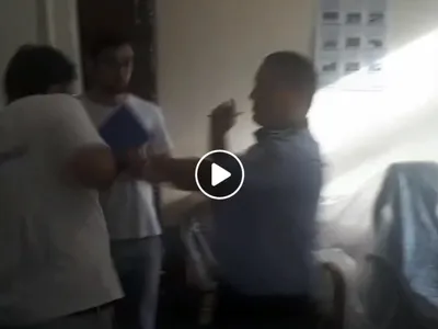 Momentul în care deputatul USR și un alt membru al echipei „Fără penali” sunt agresați de un polițist , în primăria din Rădăuți