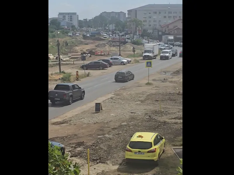 Viral! Un bucureștean și-a transformat Passat-ul break în roabă pentru a fura nisip de pe drum - Foto: captură video