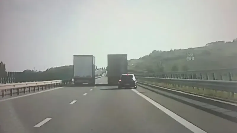 Autoturism depășind pe banda de urgență - Foto: captură