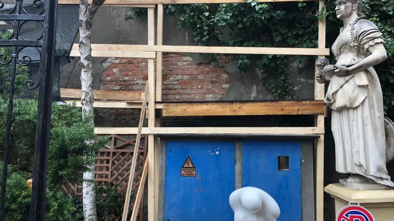 Tencuiala caselor de lângă restaurantul Cina a început să cadă Foto: NWR
