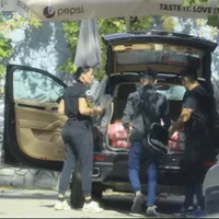 Brigitte Pastramă a transformat Porsche Cayenne în „căruță”. A culcat bacheta și cară saci de ciment. / Foto: cancan.ro